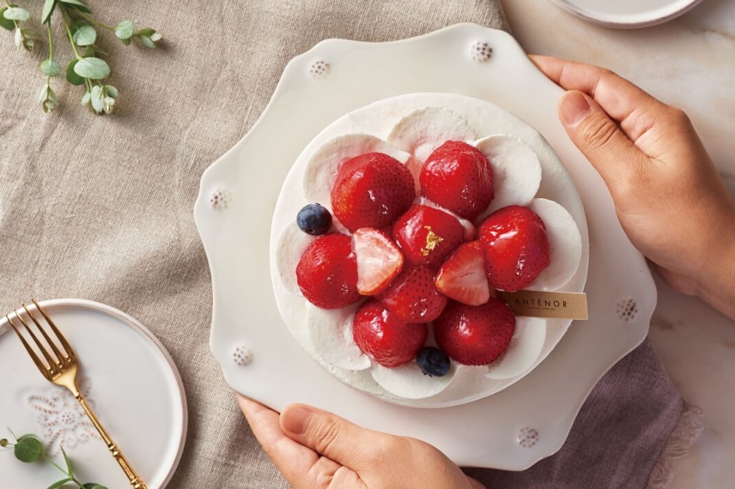 白いお皿に載った苺のデコレーションケーキ