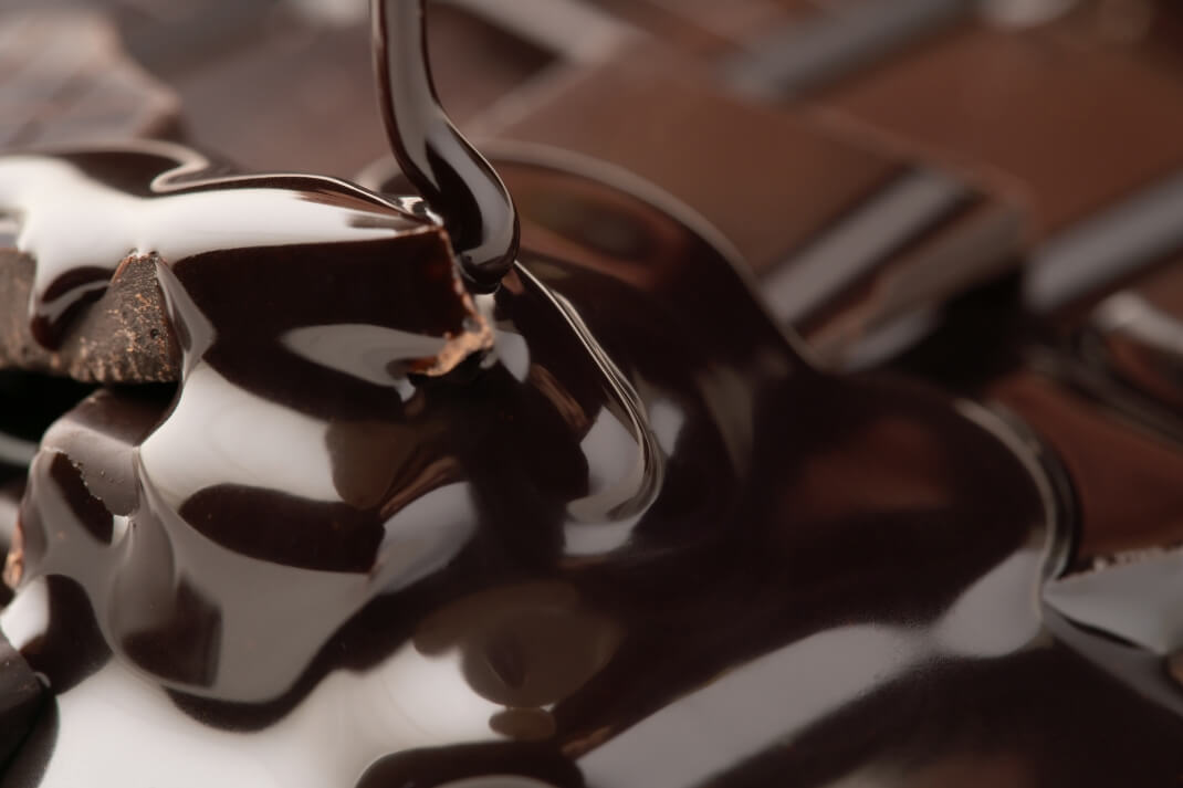 溶けたチョコレートと板チョコ