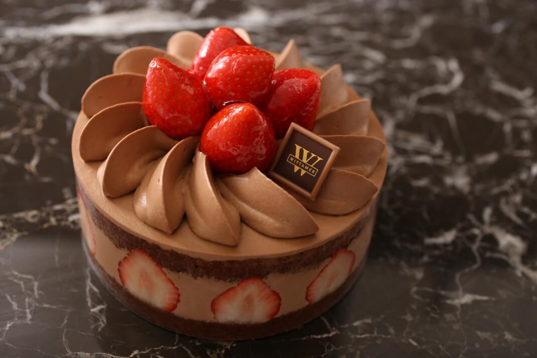 チョコの生クリームが使われた苺のデコレーションケーキ