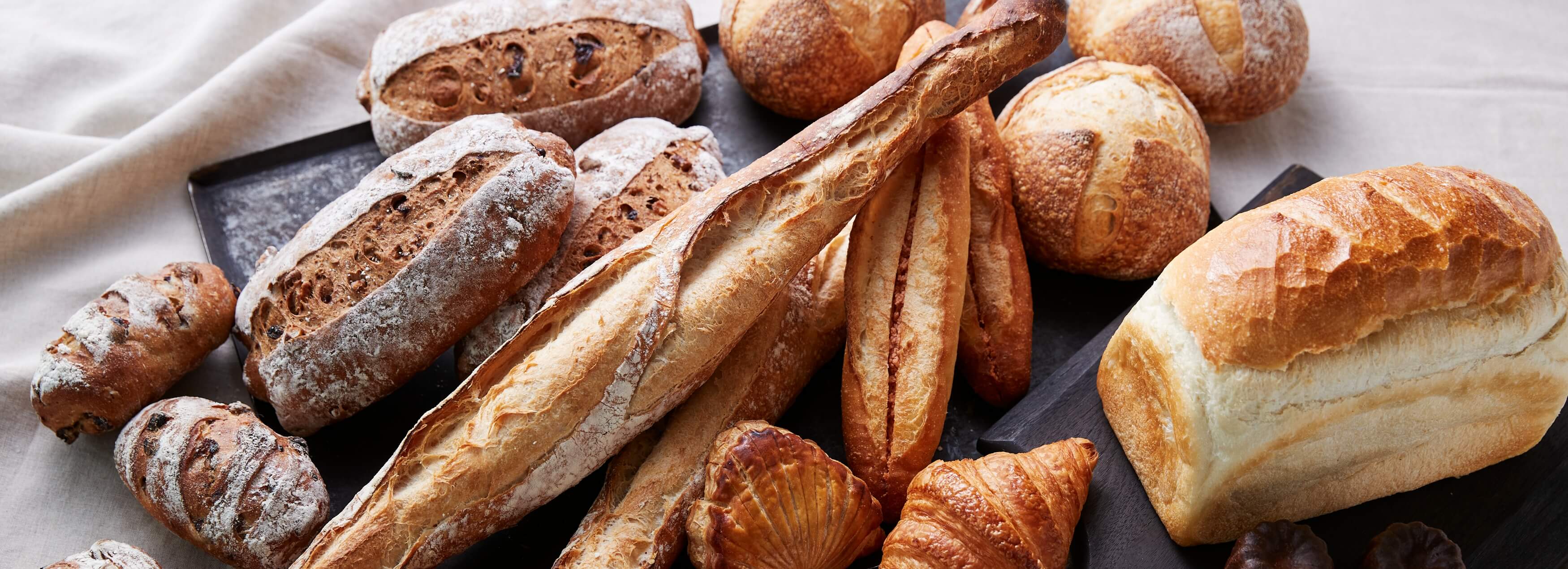 フランスパン・食パン・クロワッサンなどさまざまな種類のパン
